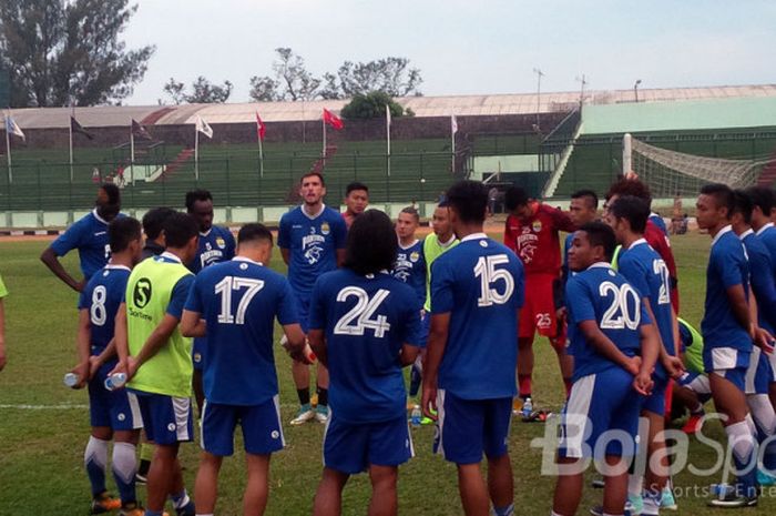 Persib Bandung menggelar doa bersama seusai berlatih di Stadion Siliwangi, Kota Bandung, Selasa (22/8/2017). 