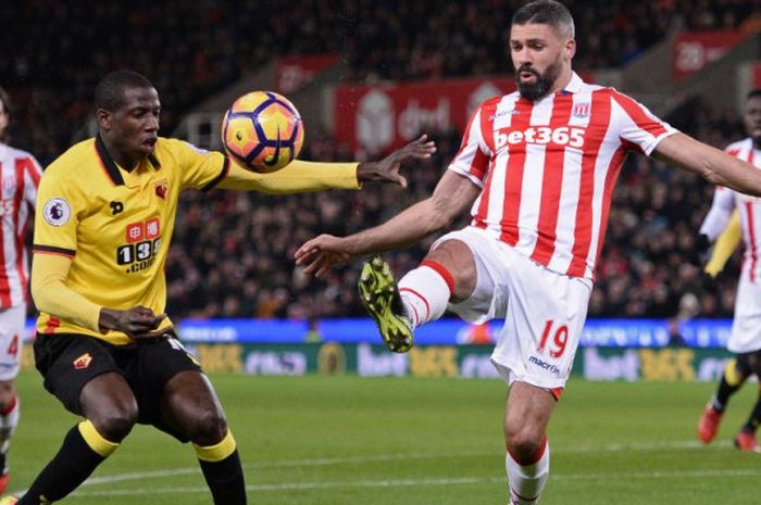 Gelandang Watford, Abdoulaye Doucoure, beraksi lawan pemain Stoke, Jonathan Walters, pada laga Liga Inggris di Bet365 Stadium, Stoke-on-Trent, pada 3 Januari 2017.