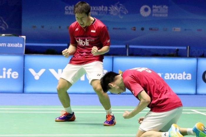 Pasangan ganda putra Indonesia, Marcus Fernaldi Gideon/Kevin Sanjaya Sukamuljo, melakukan selebrasi setelah memenangi pertandingan melawan Fu Haifeng/Zheng Siwei (China) babak final Malaysia Terbuka di Stadium Perpaduan, Kuching, Minggu (9/4/2017). Marcus/Kevin menang 21-14, 14-21, 21-12.