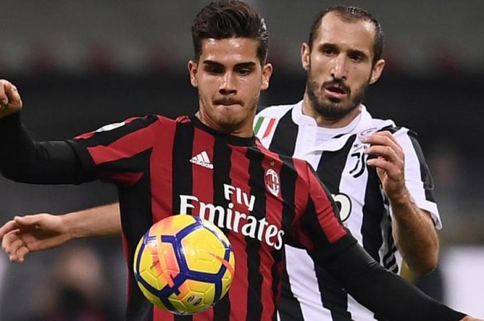 Penyerang AC Milan, Andre Silva (depan), dijaga ketat bek Juventus, Giorgio Chiellini, dalam partai Liga Italia di Stadion San Siro, Milan, 28 Oktober 2017.