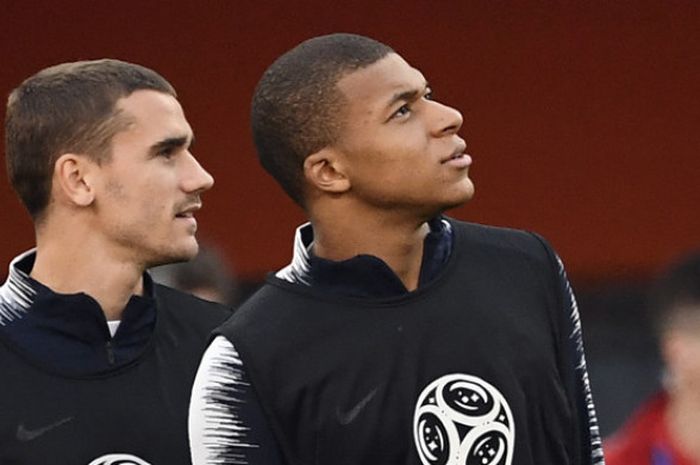 Penyerang Prancis, Antoine Griezmann (kiri) dan Kylian Mbappe saat menjalani latihan di Ekaterinburg Arena, Ekaterinburg, pada 20 Juni 2018, dalam ajang Piala Dunia 2018. 