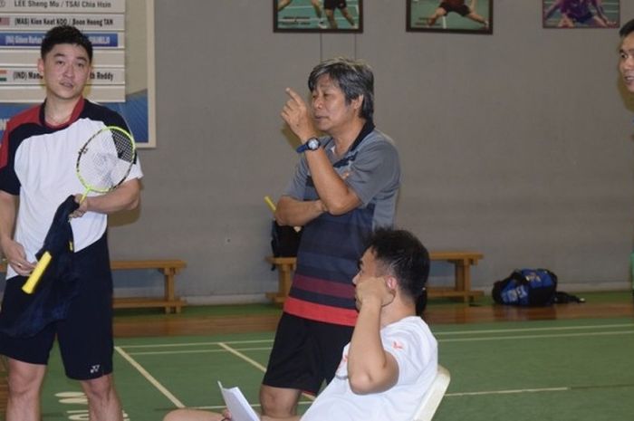 Pemain ganda putra Indonesia, Hendra Setiawan (kanan), bercengkerama dengan partner barunya dari Malaysia, Tan Boon Heong (kiri), dan pelatih nasional ganda putra, Herry Iman Pierngadi (tengah), saat berlatih di Hall Bulu Tangkis Cipayung, Jakarta Timur, Rabu (18/1/2017).