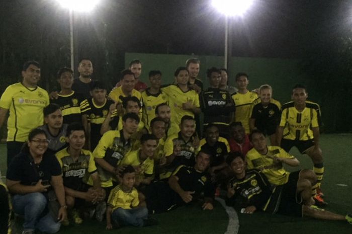 Mantan penyerang dan duta internasional Borussia Dortmund, Karl-Heinz Riedle (berbaring di tengah) berpose bersama anggota Borussia Dortmund Fans Club Indonesia usai bermain futsal di Palmerah, Jakarta, Minggu (8/10/2017). 