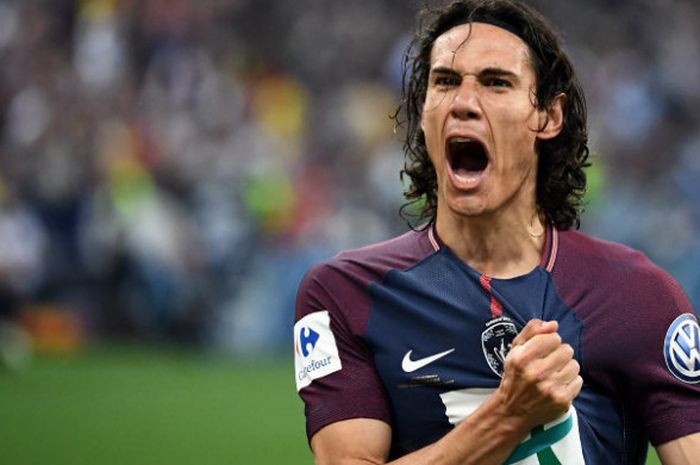 Striker PSG, Edinson Cavani, melakukan selebrasi seusai menjebol gawang Les Herbiers dalam laga final Piala Liga Prancis di Stade de France, Selasa (8/5/2018).