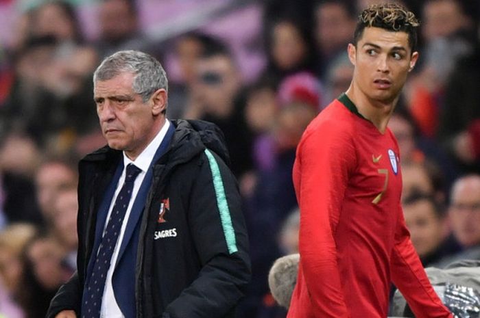 Ekspresi penyerang tim nasional Portugal, Cristiano Ronaldo (kanan), saat ditarik keluar oleh pelatih Fernando Santos dalam laga uji coba menghadapi Belanda di Stade de Geneve, Jenewa, Swiss, pada Senin (26/3/2018).