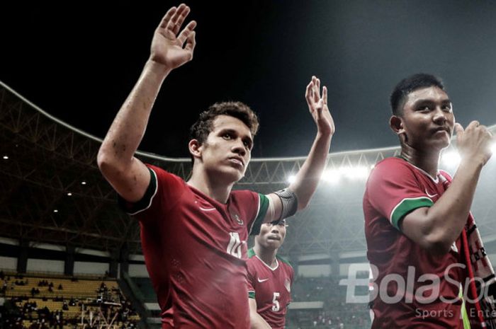 Ekspresi Egy Maulana Vikri (kiri) saat masuk ke lapangan bersama rekan-rekannya dalam pertandingan melawan Kamboja U-19.