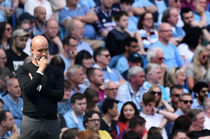 Pelatih Manchester City, Pep Guardiola, mengamati penampilan anak asuhnya melawan Huddersfield Town pada laga pekan ke-37 Liga Inggris di Stadion Etihad, Minggu (6/5/2018) malam WIB.