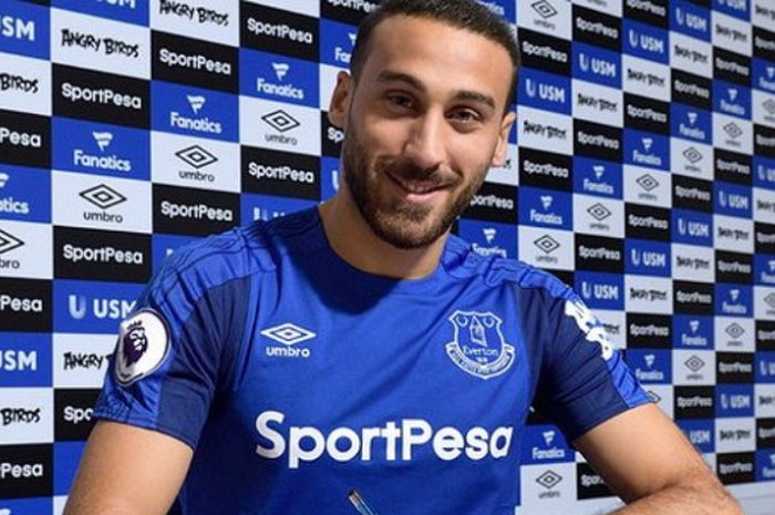 Striker anyar Everton asal Turki, Cenk Tosun, berpose saat menandatangani kontrak.