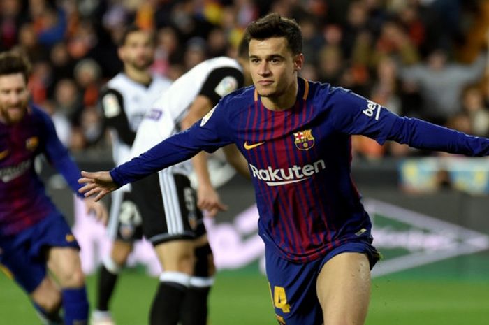 Gelandang FC Barcelona, Philippe Coutinho, merayakan gol yang dia cetak ke gawang Valencia dalam laga leg kedua semifinal Copa del Rey di Stadion Mestalla, Valencia, Spanyol, pada 8 Februari 2018. 