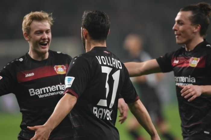 Gelandang Bayer Leverkusen, Julian Brandt (kiri), dan rekan setimnya merayakan gol tim ke gawang Werder Bremen dalam partai Bundesliga di Leverkusen, 10 Maret 2017.