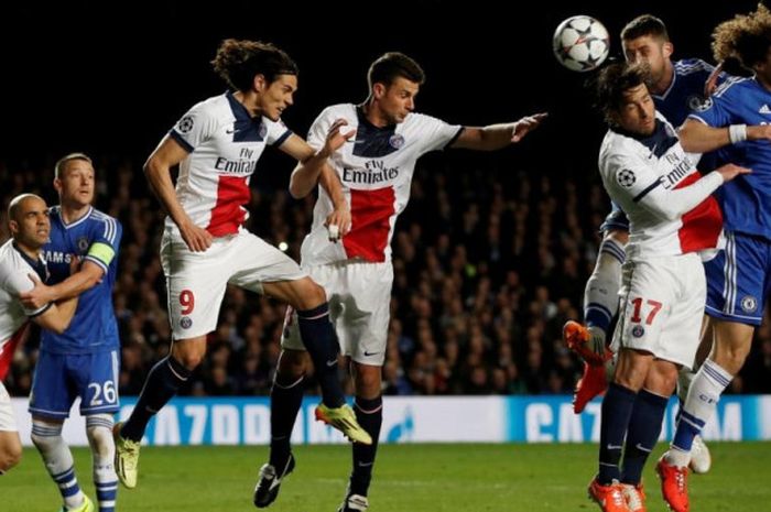 Situasi duel udara dalam pertandingan Liga Champions antara Chelsea dan Paris Saint-Germain di Stamford Bridge, London, 8 April 2014.