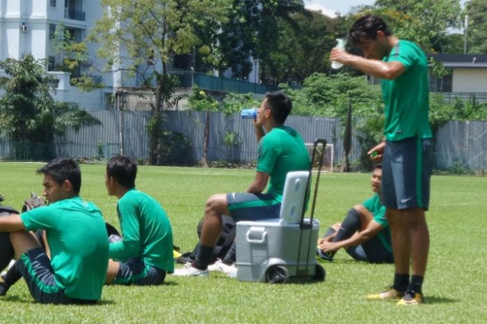 Penyerang Ezra Walian menyiramkan air mineral ke kepalanya jelang latihan timnas U-22 Indonesia selesai di lapangan Kelab Aman, Lorong Damai, Kuala Lumpur, Rabu (16/8/2017) siang.