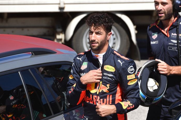 Pebalap Red Bull Racing asal Australia, Daniel Ricciardo (depan) meninggalkan Hungaroring setelah gagal melanjutkan balapan pada lap kesatu GP Hungaria, Minggu (30/7/2017).