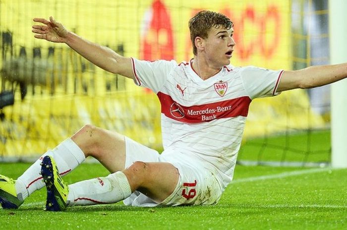 Reaksi striker Stuttgart, Timo Werner, seusai dilanggar pemain Borussia Dortmund dalam laga lanjutan Liga Jerman 2013-2014, (1/11/2013).