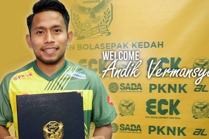    Winger Andik Vermansah memamerkan kontraknya dengan klub Liga Super Malaysia, Kedah FA di Alor Star pada Jumat (9/2/2018) sore.    