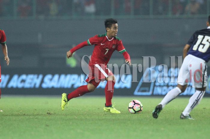 Febri Hariyadi dan Muhammad Taufiq saat Timnas Indonesia menghadapi Kamboja dalam laga di Stadion Patriot Candrabhaga, Bekasi, Rabu (4/10/2017).