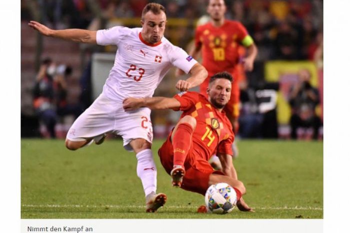 Penyerang Swiss, Xherdan Shaqiri (kiri), berduel dengan penyerang Belgia, Dries Mertens.