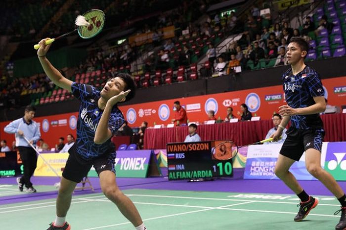 Pasangan ganda putra Indonesia, Fajar Alfian/Muhammad Rian Ardianto, mengembalikan kok ke arah Vladimir Ivanov/Ivan Sozonov (Rusia) pada babak pertama Hong Kong Open 2018 yang berlangsung di Hong Kong Coliseum, Rabu (14/11/2018).