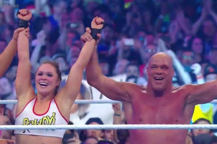 Selebrasi Ronda Rousey (kiri) dan Kurt Angle (kanan) saat memenangi laga pada ajang WrestleMania 34 