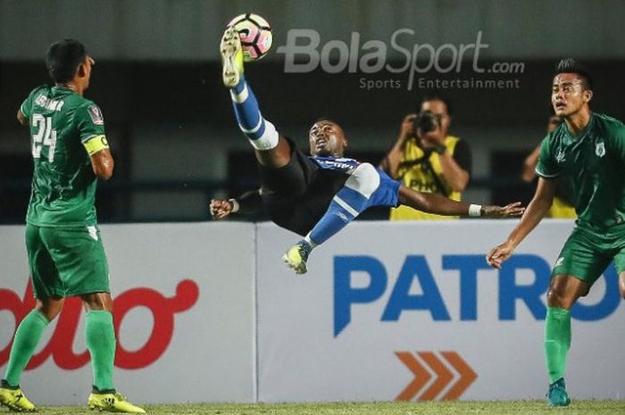 Aksi salto penyerang PSM Makassar, Guy Junior untuk mencetak gol yang membuat terpana dua pemain PSMS Medan, Legimin Raharjo dan M Roby (kanan) pada laga Grup A Piala Presiden 2018 di Stadion GBLA, Kota Bandung, Selasa (16/1/2018).