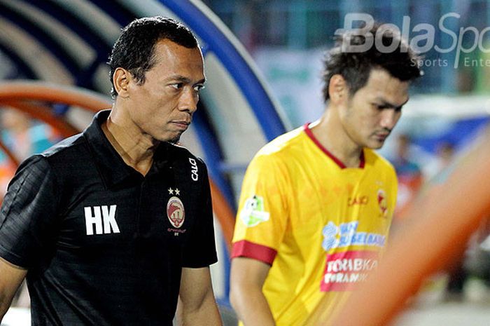 Pelatih kiper Sriwijaya FC, Hendro Kartiko, meninggalkan lapangan usai laga antara tuan rumah Arema FC melawan Sriwijaya FC pada pekan ke-13 Liga 1 di Stadion Kanjuruhan Malang, Jawa Timur, Jumat (07/07/2017) malam.