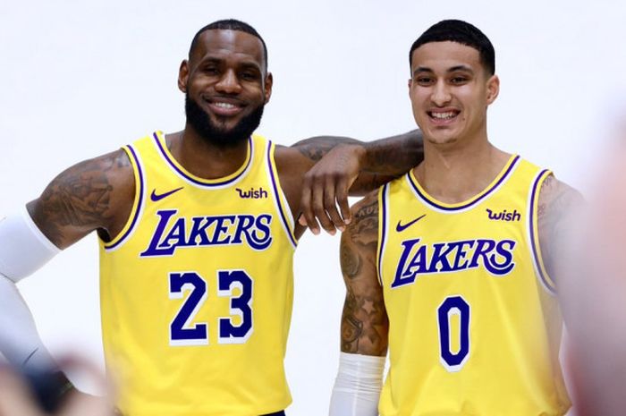 LeBron James (kiri) bersama dengan Kyle Kuzma (kanan) sedang menjalani sesi pemotretan jersey terbar