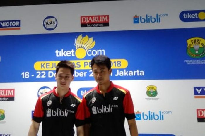 Pasangan ganda putra klub PB Djarum, Kevin Sanjaya Sukamuljo/Akbar Bintang Cahyono, berpose seusai menjalani konferensi pers pertandingan Kejurnas PBSI 2018 di Britama Arena Mahaka Square, Kelapa Gading, Jakarta Utara, Rabu, (19/12/2018).