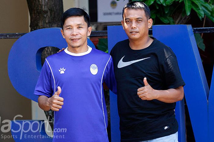 Pelatih baru PSIM Yogyakarta, Bona Simanjuntak (kiri), berpose bersama Erwan Hendarwanto, yang kini menempati posisi manajer tim.