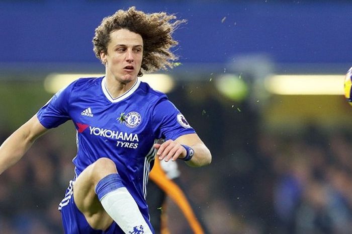 Gelandang Chelsea asal Brasil, David Luiz, mengontrol bola saat melawan Hull City dalam laga lanjutan Premier League 2016-2017 di Stadion Stamford Bridge, London, pada 22 Januari 2017.