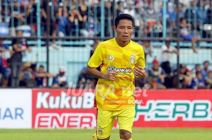 Gelandang Bhayangkara FC, Evan Dimas, saat tampil melawan Arema FC dalam laga perdana grup B Piala Presiden 2017 yang berakhir dengan skor 2-0 di Stadion Kanjuruhan Malang, Jawa Timur (05/02/2017).