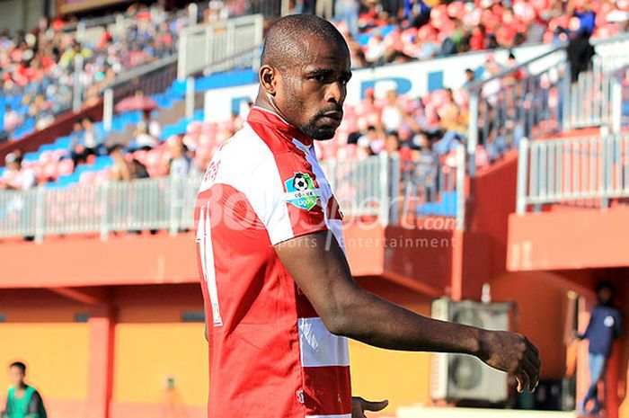 Gelandang Madura United, Greg Nwokolo, saat tampil melawan Persib Bandung pada pekan ke-7 Liga 1 2018.