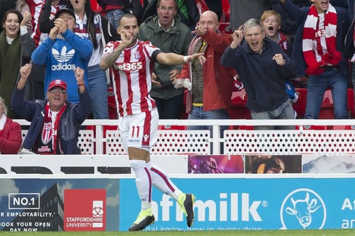 Penyerang Stoke City, Jese Rodriguez, melakukan selebrasi setelah mencetak gol ke gawang Arsenal di pertandingan yang bergulir di Bet365 Stadium, Sabtu (19/8/2017) waktu setempat.