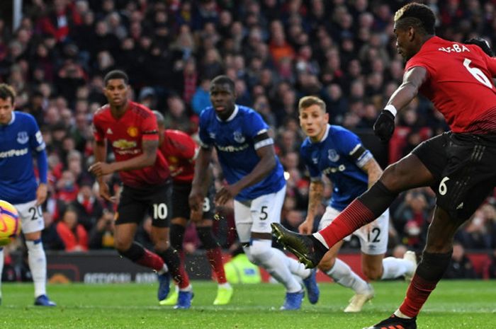 Pemain Manchester United, Paul Pogba, menendang penalti saat pertandingan Liga Inggris melawan Everton di Stadion Old Trafford, Manchester, Inggris, pada 28 October 2018.