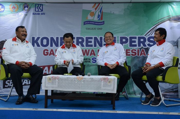 Kiri - kanan : Suwarno (KONI), Hamid Muhammad (Dirjen Dikdasmen), Supriano (Dirjen GTK) dan Indra Sjafri saat berbicara dalam konferensi pers kompetisi Gala Siswa Indonesia, di Perpustakaan Kemendikbud, Senayan, Jakarta, Senin (08/10/2018).