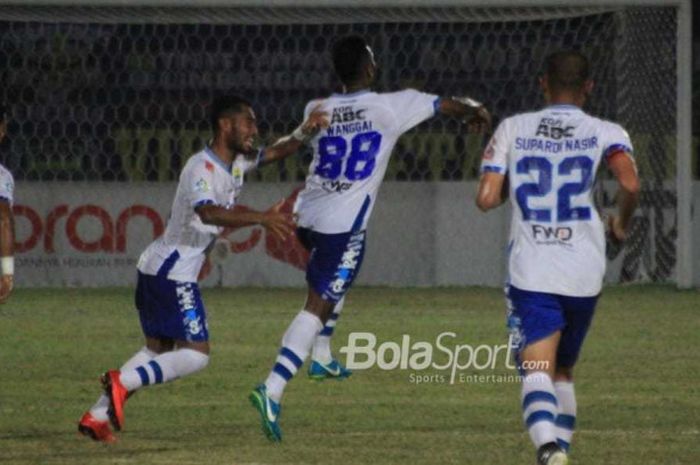 Penyerang Persib Bandung, Patrich Wanggai melakukan selebrasi sesusai mencetak gol ke gawang PS Tira di Stadion Sultan Agung, Bantul pada Senin (30/7/2018)