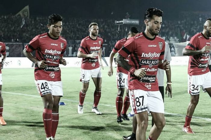 Skuat Bali United menggelar latihan pada malam hari di Stadion Kapten I Wayan Dipta, Gianyar, Bali