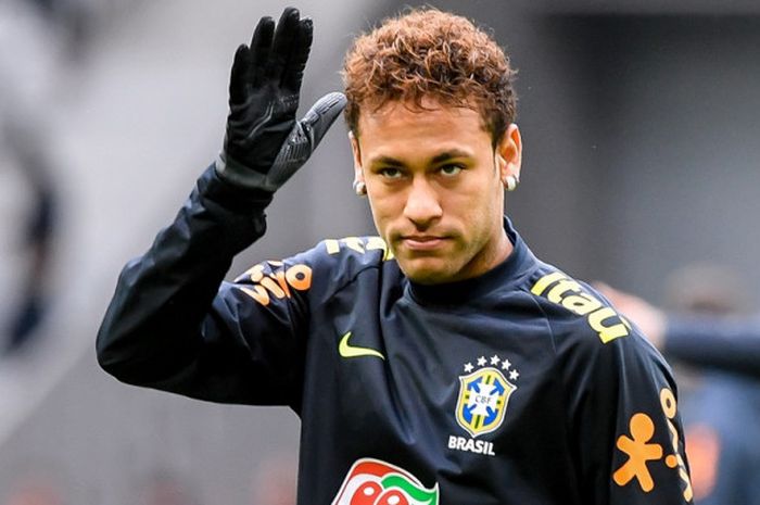 Neymar melambaikan tangan menjelang pertandingan persahabatan Brasil vs Jepang di Stadion Pierre Mauroy, Villeneuve d'Ascq, Prancis, Jumat (10/11/2017).