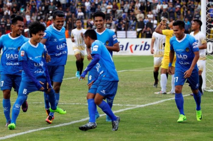 Selebrasi penyerang PSIM Yogyakarta, Rangga Muslim (dua dari kiri) bersama rekan-rekannya seusai mencetak gol kedua Laskar Mataram ke gawang Madiun Putra pada laga Grup 5 Liga 2 musim 2017 di Stadion Sultan Agung, Kabupaten Bantul, Rabu (9/8/2017). 