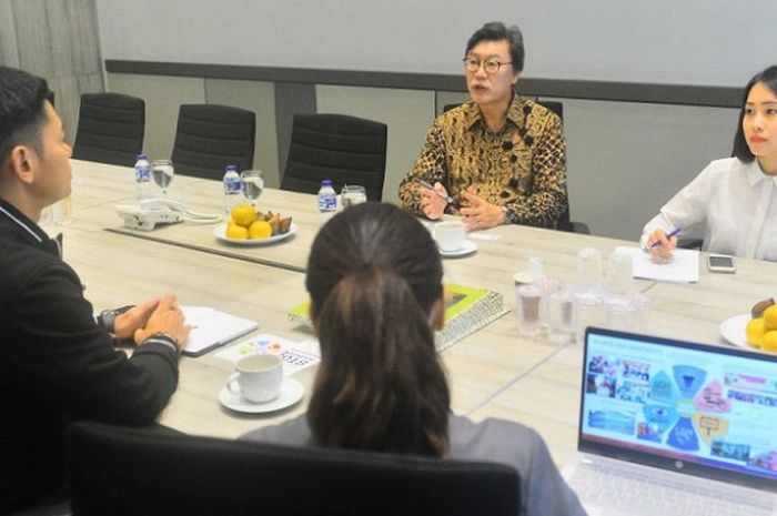 Ketua Umum Inapgoc Raja Sapta Oktohari (kiri) berbicara dengan delegasi Korea Selatan untuk ikut mempromosikan penyelenggaraan Asian Para Games 2018 di Jakarta, Jumat (13/7/2018).