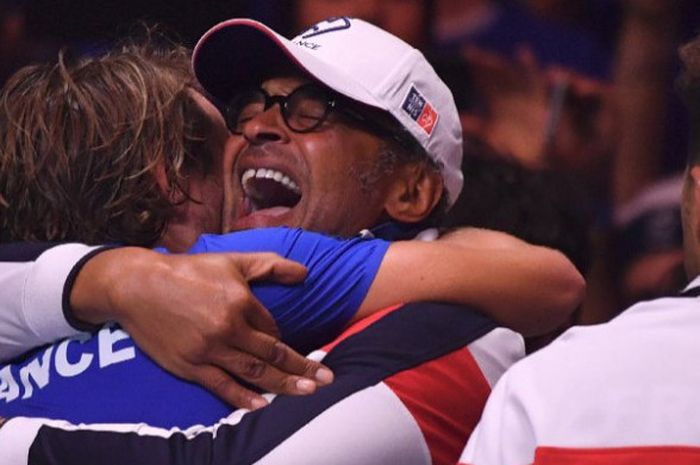 Yannick Noah merayakan keberhasilan tim putra Prancis meraih Piala Davis, Minggu (26/11/2017). 