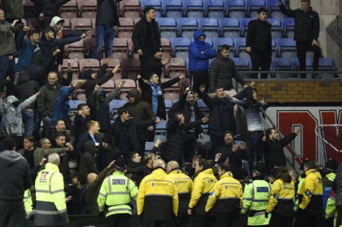 Suporter Manchester City marah-marah usai Manchester City dikalahkan Wigan 0-1 dalam laga babak kelima Piala FA di Stadion DW, Wigan, Inggris, pada Minggu (19/2/2018) atau Senin dini hari WIB.