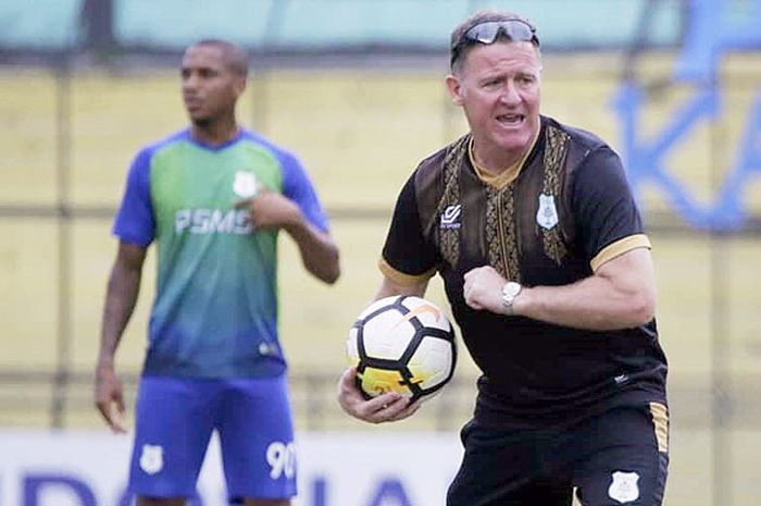 Pelatih PSMS Medan, Peter Butler, mengawal latihan tim di Stadion Teladan, Medan, Selasa (25/9/2018).