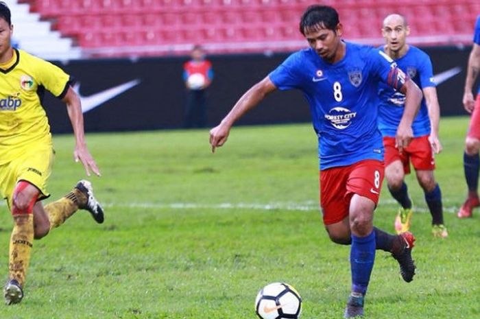 Bek Mitra Kukar, Dedi Gusmawan (kiri) mencoba menghadang laju kapten JDT, Safiq Rahim pada laga uji coba di Stadion Larkin, Johor Bahru, Minggu (7/1/2017).