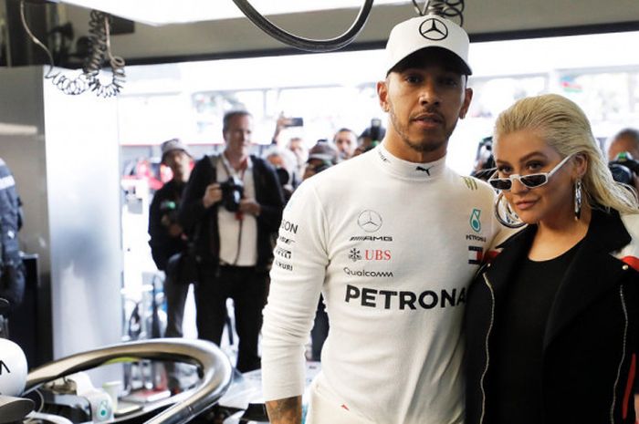 Lewis Hamilton (kiri) dan Christina Aguilera