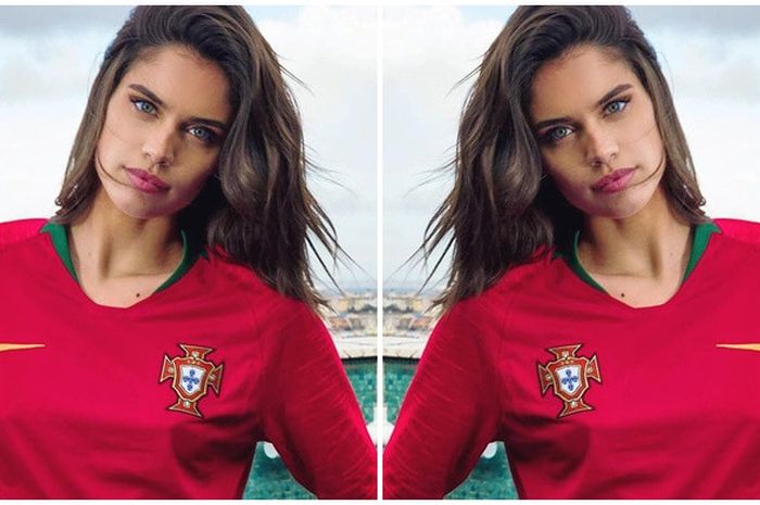 Model Victoria Secret, Sara Sampaio memakai jersey Timnas Portugal