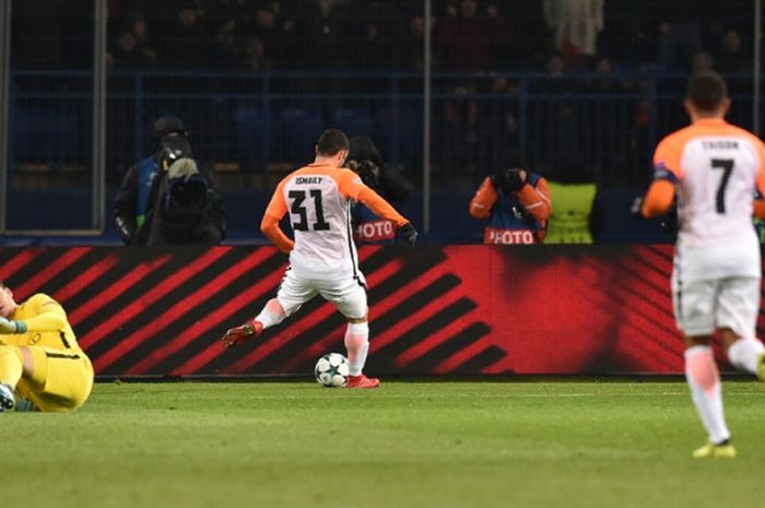 Bek Shakhtar Donetsk, Ismaily (tengah), menembak bola setelah melewati kiper Manchester City, Ederson (kiri), dalam laga Grup F Liga Champions di Stadion Metalist, Kharkiv, Ukraina, pada 6 Desember 2017.