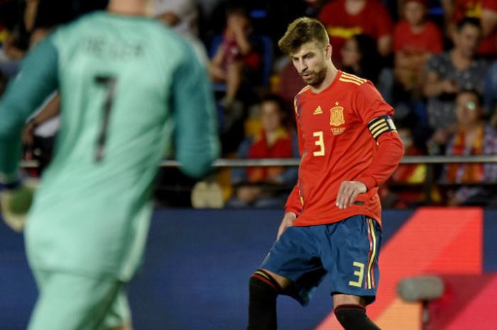 Bek Spanyol, Gerard Pique, dalam partai kontra Swiss di Estadio de la Ceramica pada Minggu (3/6/2018