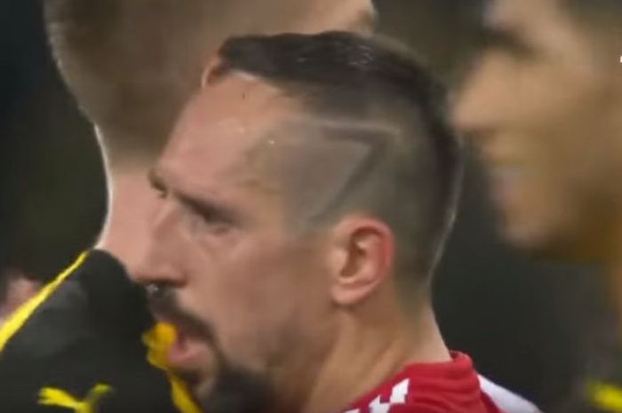 Pemain Bayern Muenchen, Franck Ribery, memeluk kapten Borussia Dortmund, Marco Reus, usai keduanya berlaga di Stadion Signal Iduna Park pada Minggu (11/11/2018).