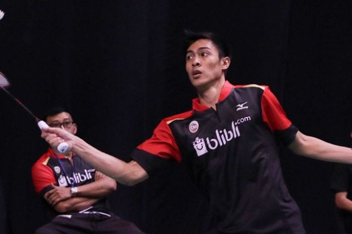 Pebulu tangkis tunggal putra PB Djarum, Shesar Hiren Rhustavito mengambalikan kok ke arah Anthony Sinisuka Ginting (SGS PLN Bandung) pada Kejurnas PBSI 2018 di Britama Arena, Kelapa Gading, Jakarta, Kamis (20/12/2018).