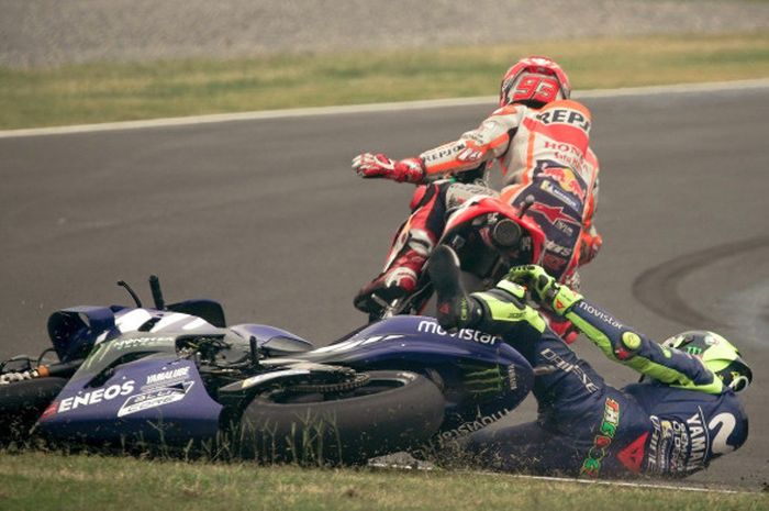 Aksi Marc Marquez melebarkan 'racing line'  pada putaran ke-20 yang menyebabkan Valentino Rossi terjatuh.